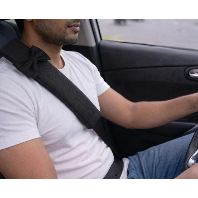 Black seat belt pad for neck comfort during traffic. A colourful and cozy driving comfort car accessories by Car-Wah!